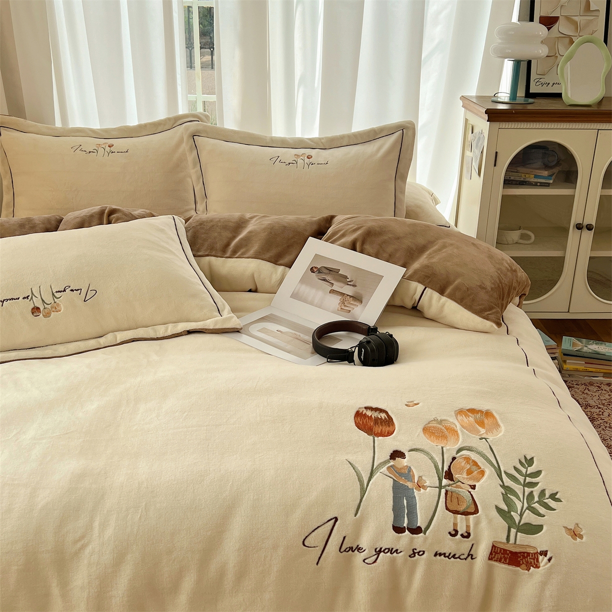 91家纺网 家纺一手货源 找家纺 丽涵家纺 2025新款全工艺消光锦芙绒绣花四件套 奶白咖