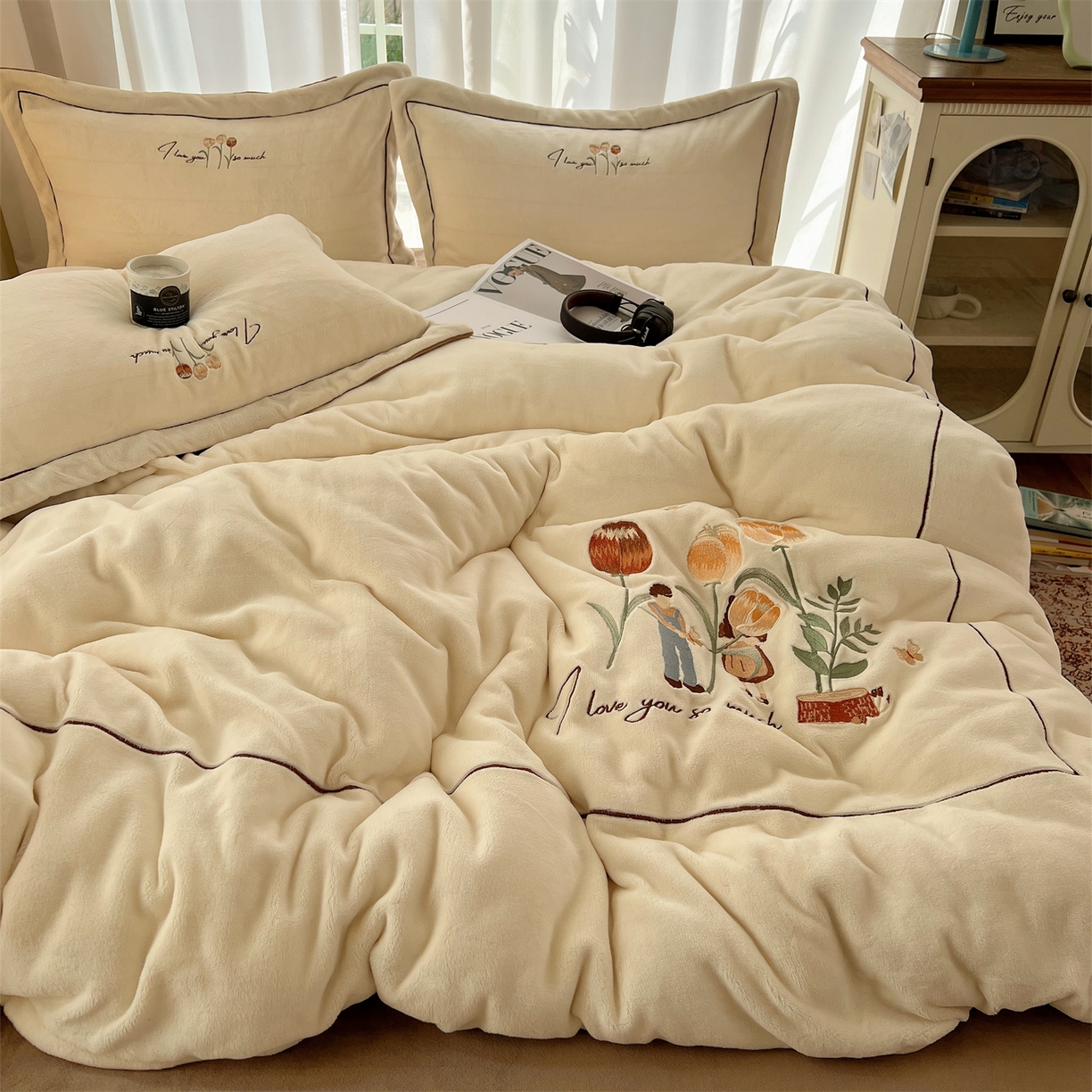 91家纺网 家纺一手货源 找家纺 丽涵家纺 2025新款全工艺消光锦芙绒绣花四件套 奶白咖