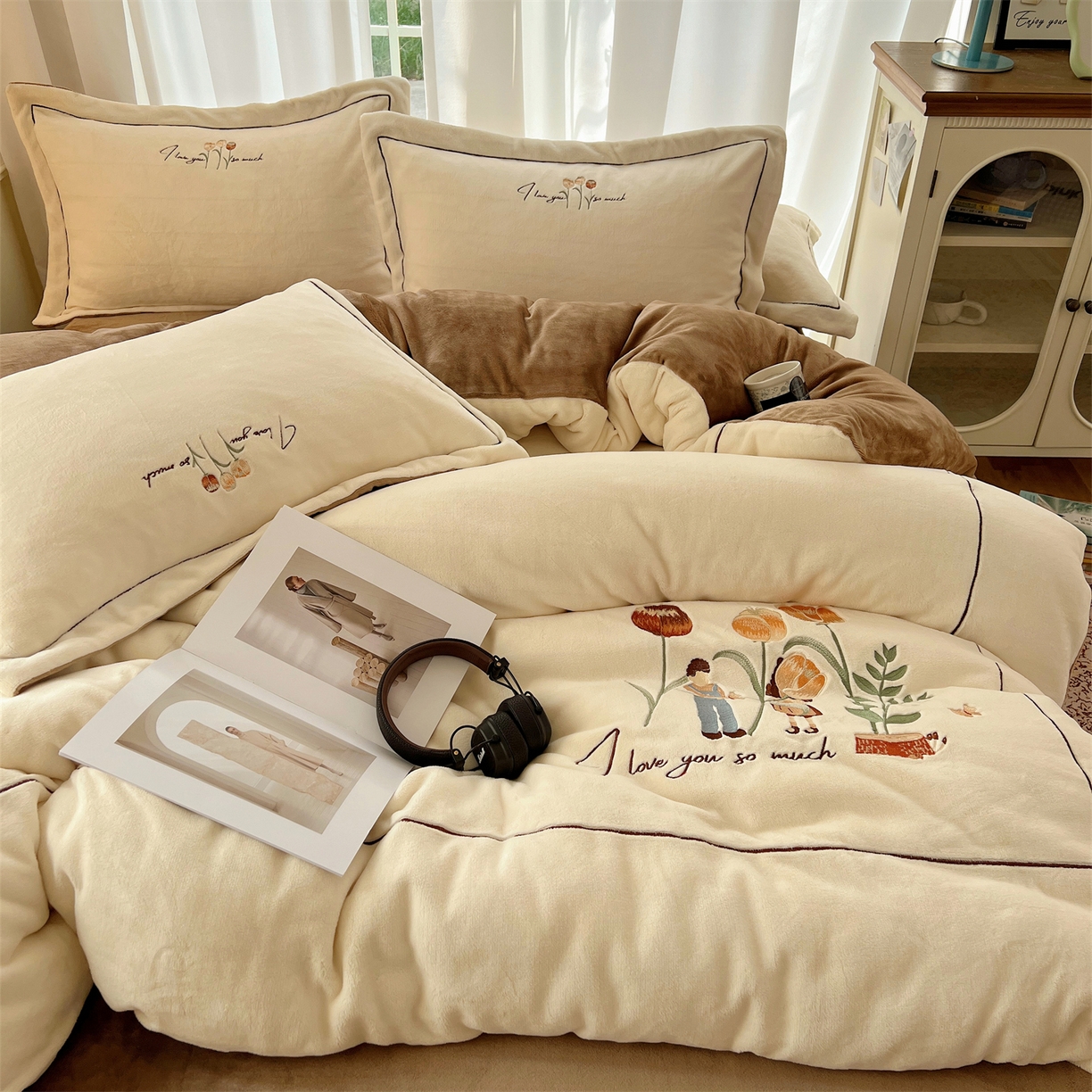 91家纺网 家纺一手货源 找家纺 丽涵家纺 2025新款全工艺消光锦芙绒绣花四件套 奶白咖