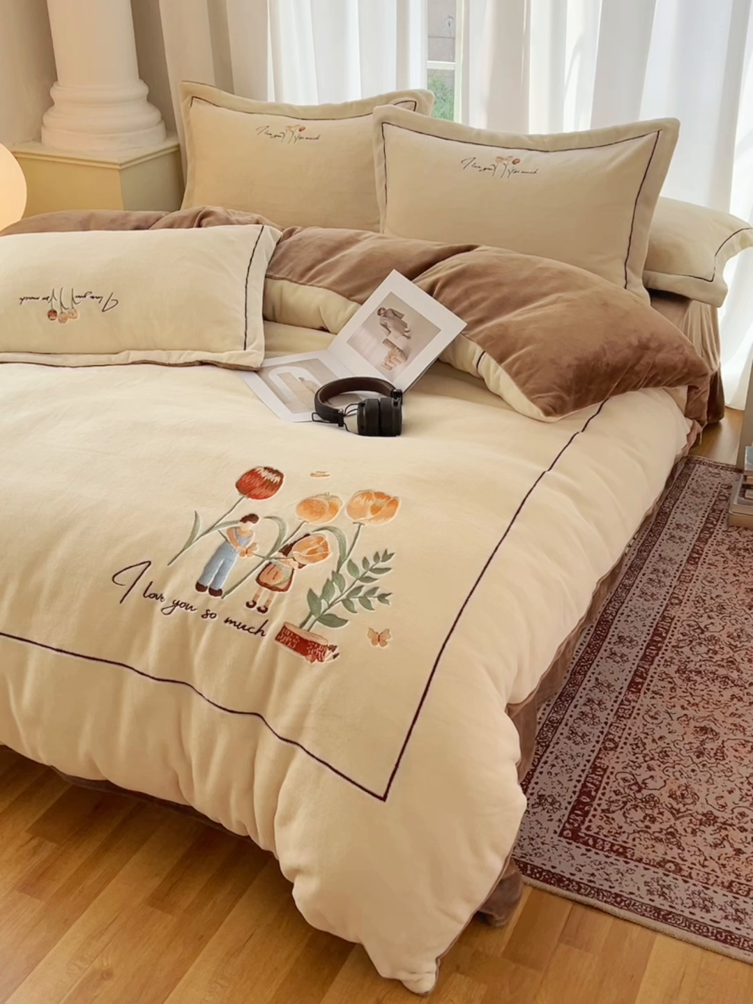 91家纺网 家纺一手货源 找家纺 丽涵家纺 2025新款全工艺消光锦芙绒绣花四件套 奶白咖