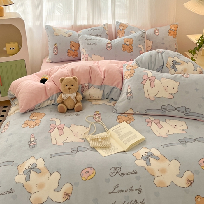 91家纺网 家纺一手货源 找家纺 如一 2025新款A类高克重印花牛奶绒四件套 猫咪酱