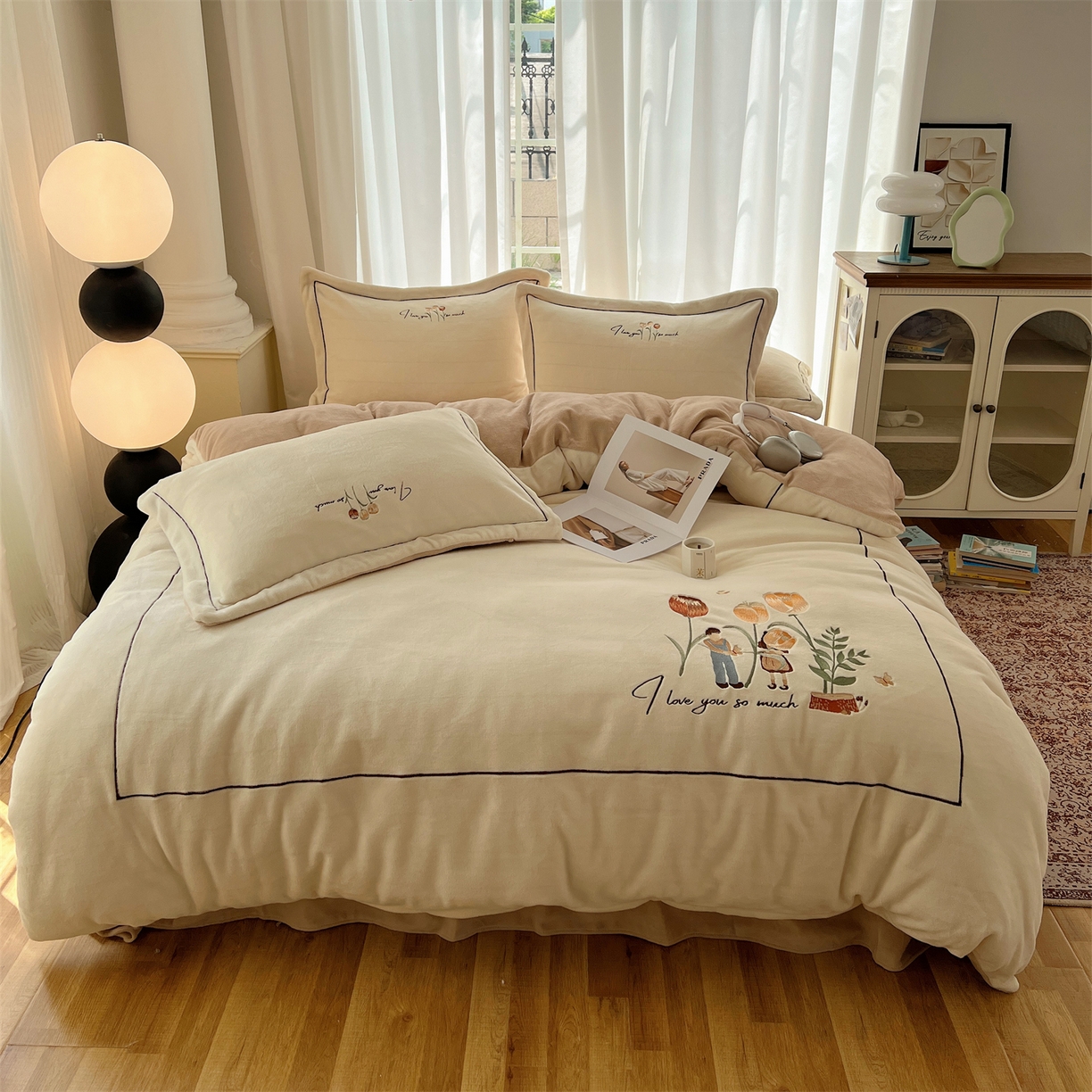 91家纺网 家纺一手货源 找家纺 丽涵家纺 2025新款全工艺消光锦芙绒绣花四件套 奶白杏