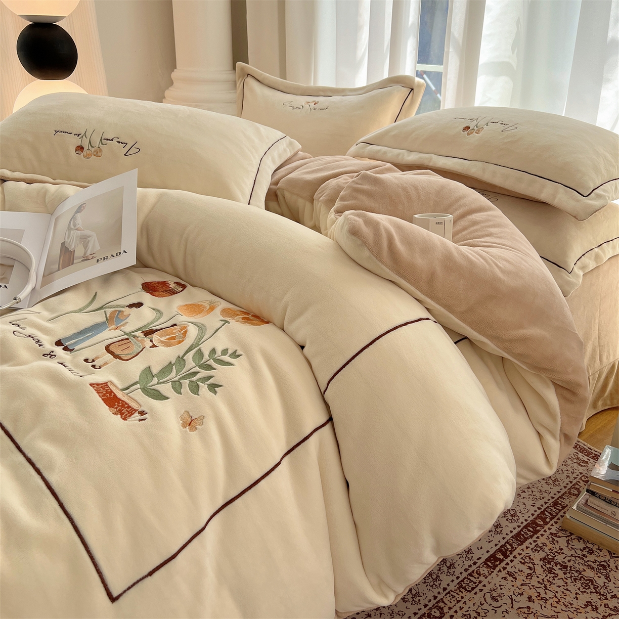 91家纺网 家纺一手货源 找家纺 丽涵家纺 2025新款全工艺消光锦芙绒绣花四件套 奶白杏