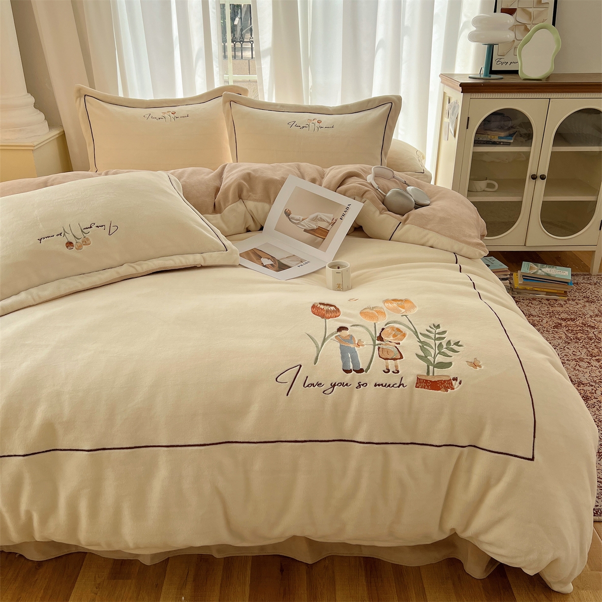 91家纺网 家纺一手货源 找家纺 丽涵家纺 2025新款全工艺消光锦芙绒绣花四件套 奶白杏