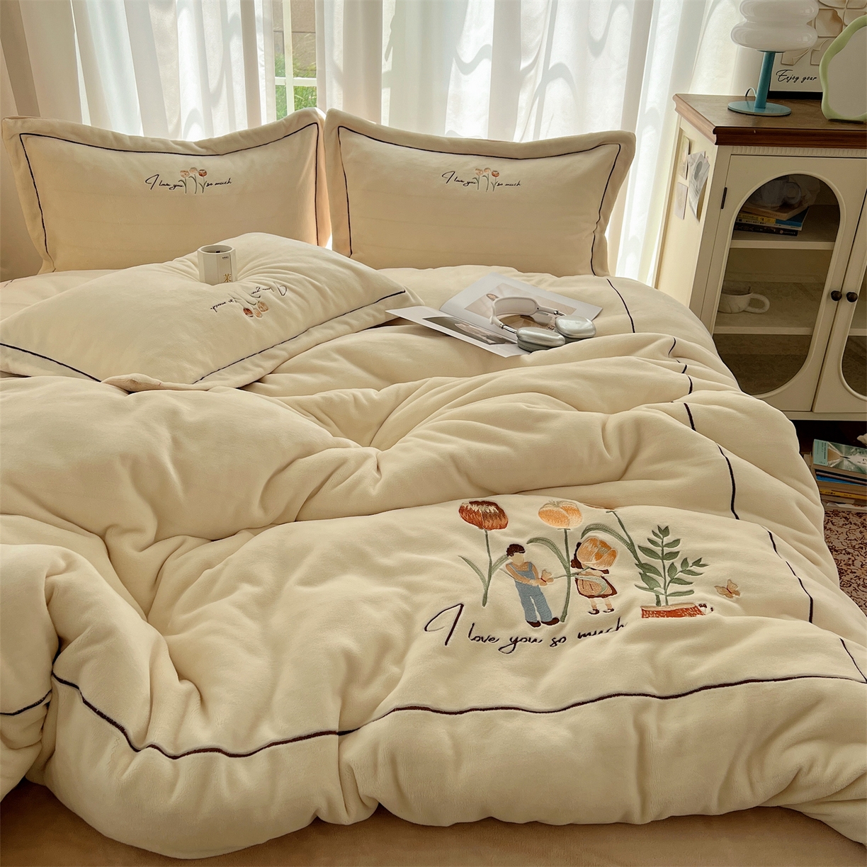 91家纺网 家纺一手货源 找家纺 丽涵家纺 2025新款全工艺消光锦芙绒绣花四件套 奶白杏