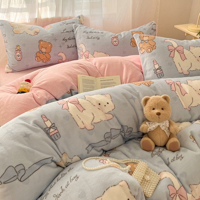 91家纺网 家纺一手货源 找家纺 如一 2025新款A类高克重印花牛奶绒四件套 猫咪酱