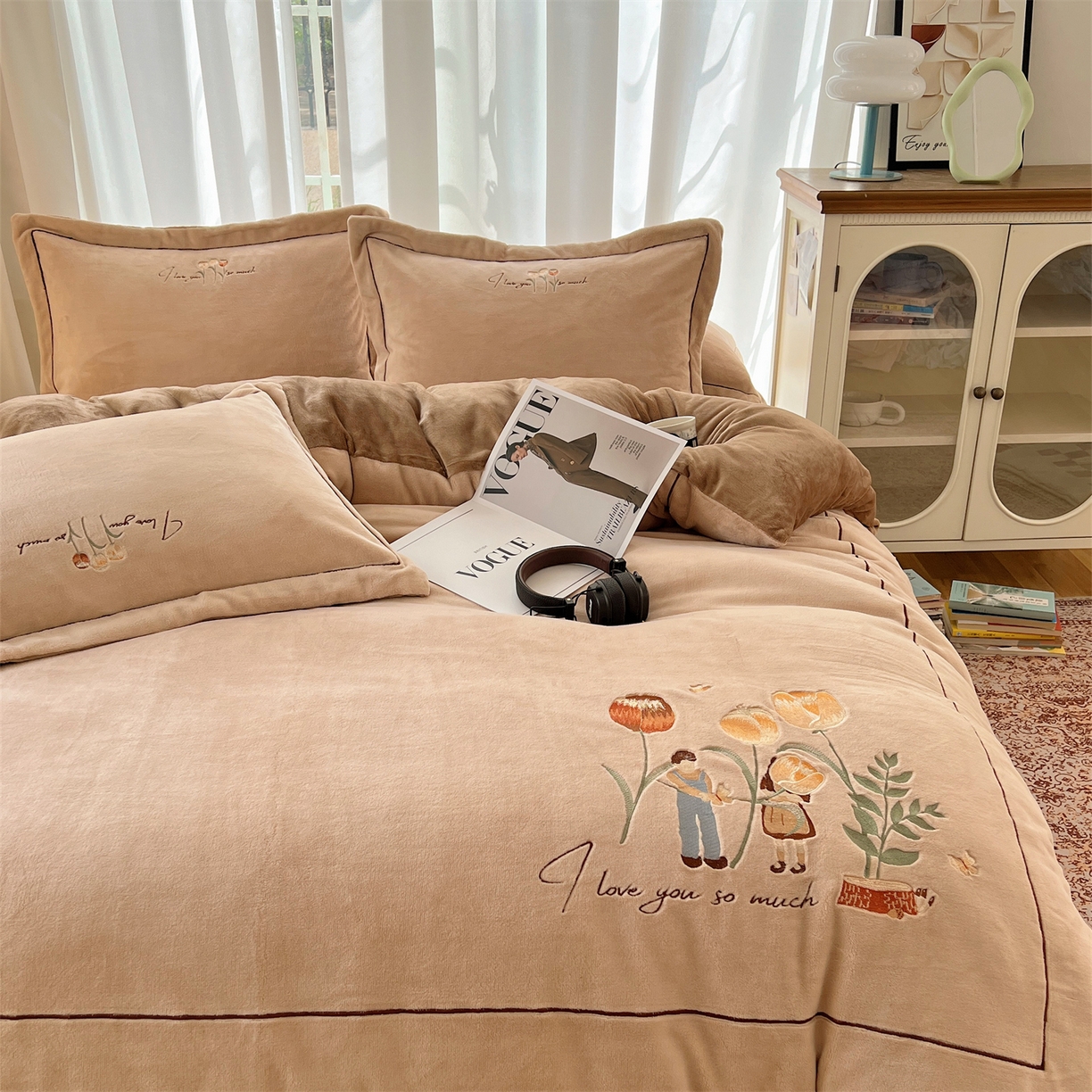 91家纺网 家纺一手货源 找家纺 丽涵家纺 2025新款全工艺消光锦芙绒绣花四件套 浅杏咖