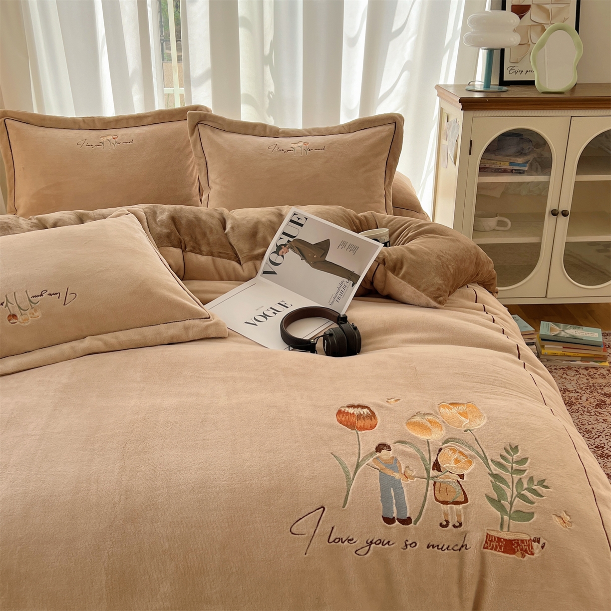 91家纺网 家纺一手货源 找家纺 丽涵家纺 2025新款全工艺消光锦芙绒绣花四件套 浅杏咖