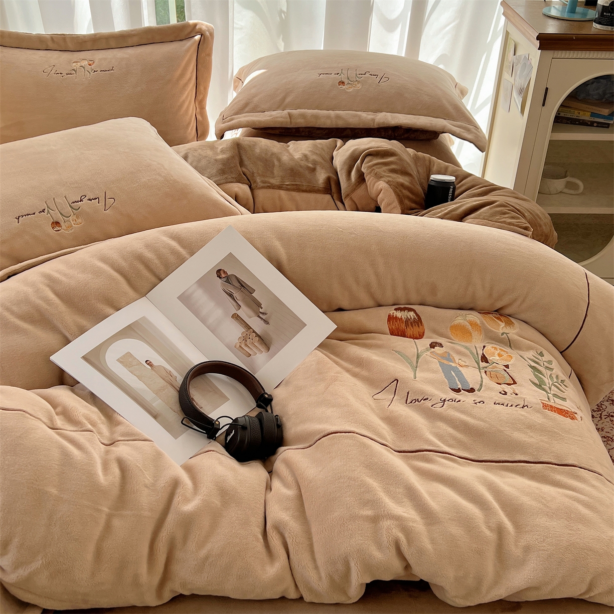 91家纺网 家纺一手货源 找家纺 丽涵家纺 2025新款全工艺消光锦芙绒绣花四件套 浅杏咖