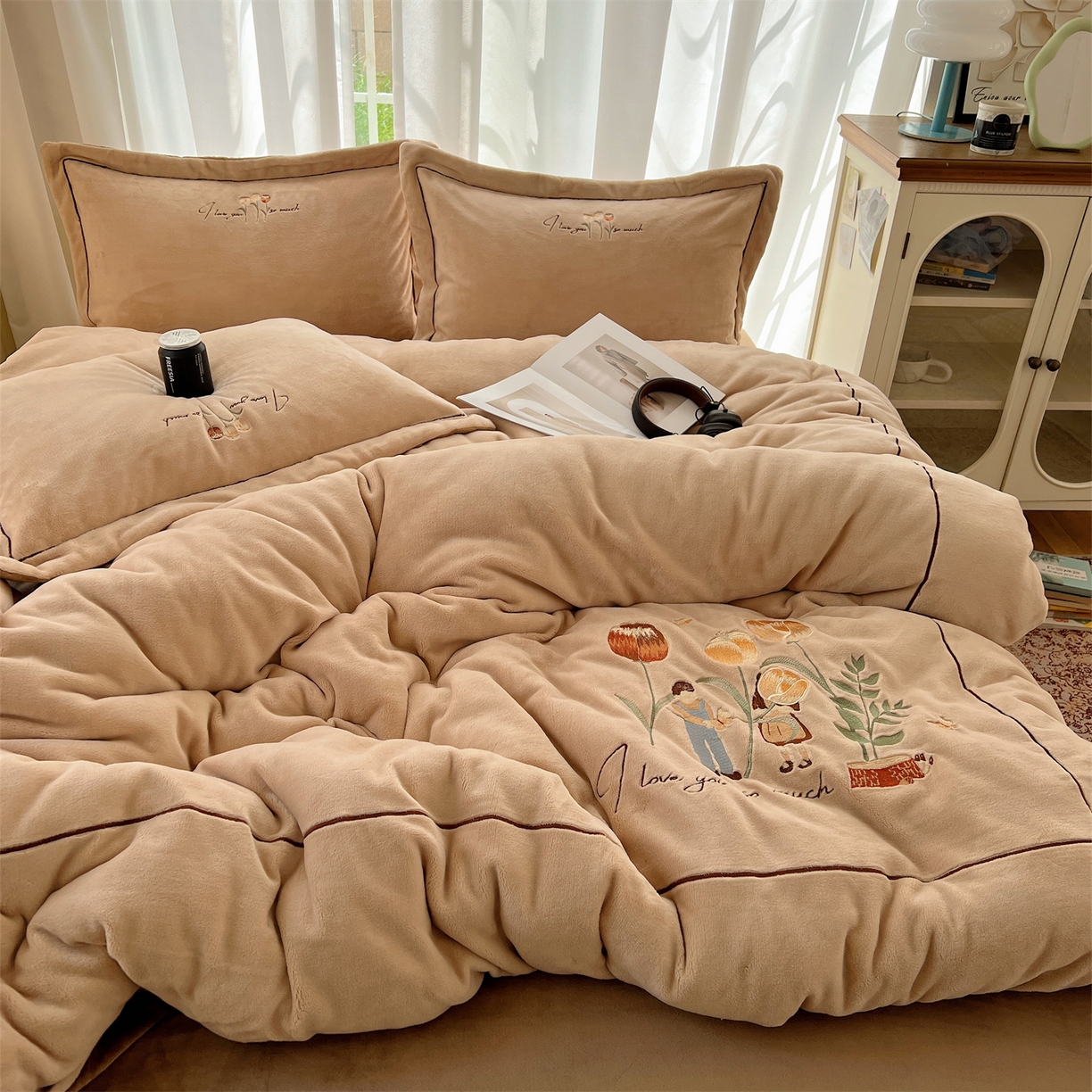 91家纺网 家纺一手货源 找家纺 丽涵家纺 2025新款全工艺消光锦芙绒绣花四件套 浅杏咖