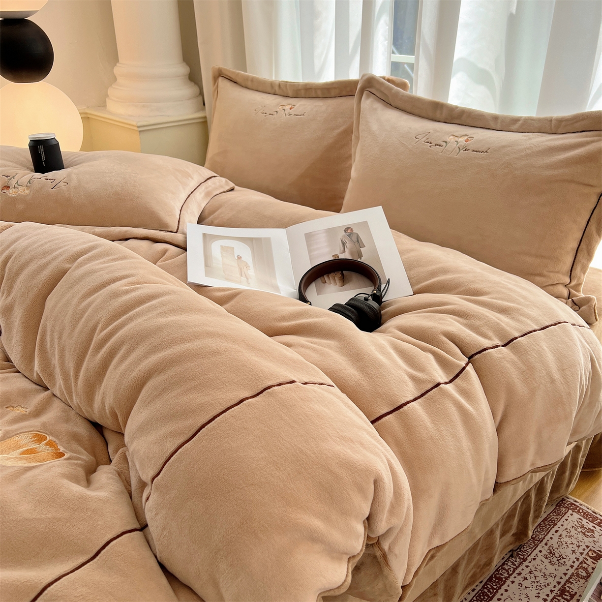 91家纺网 家纺一手货源 找家纺 丽涵家纺 2025新款全工艺消光锦芙绒绣花四件套 浅杏咖