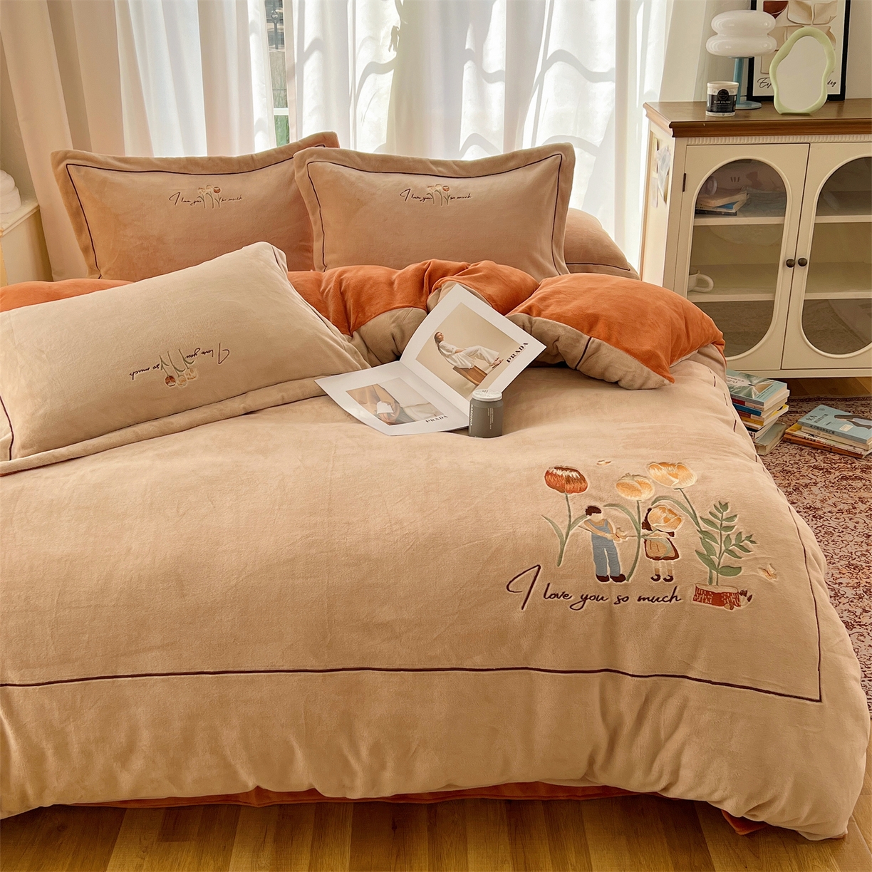 91家纺网 家纺一手货源 找家纺 丽涵家纺 2025新款全工艺消光锦芙绒绣花四件套 杏橘色