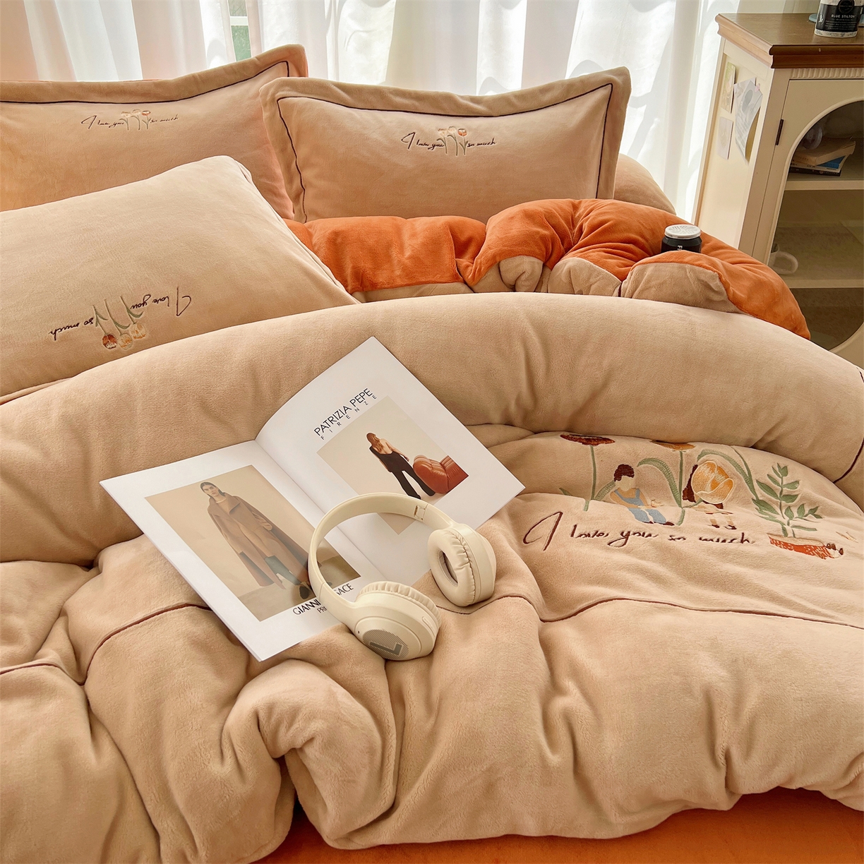 91家纺网 家纺一手货源 找家纺 丽涵家纺 2025新款全工艺消光锦芙绒绣花四件套 杏橘色