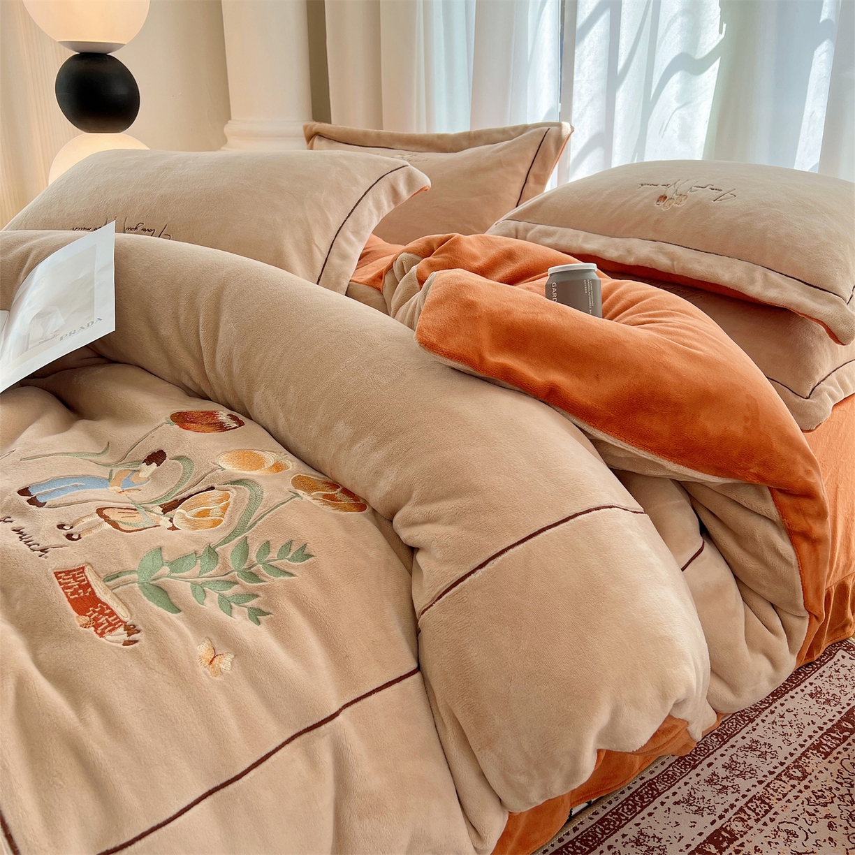 91家纺网 家纺一手货源 找家纺 丽涵家纺 2025新款全工艺消光锦芙绒绣花四件套 杏橘色