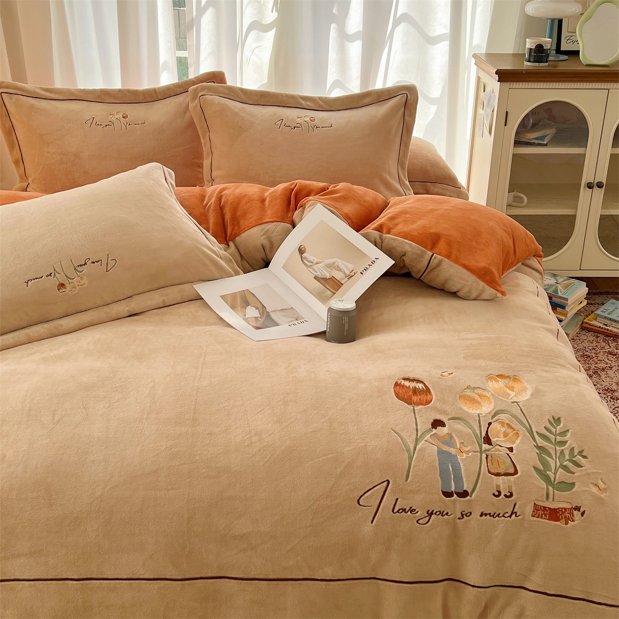 91家纺网 家纺一手货源 找家纺 丽涵家纺 2025新款全工艺消光锦芙绒绣花四件套 杏橘色