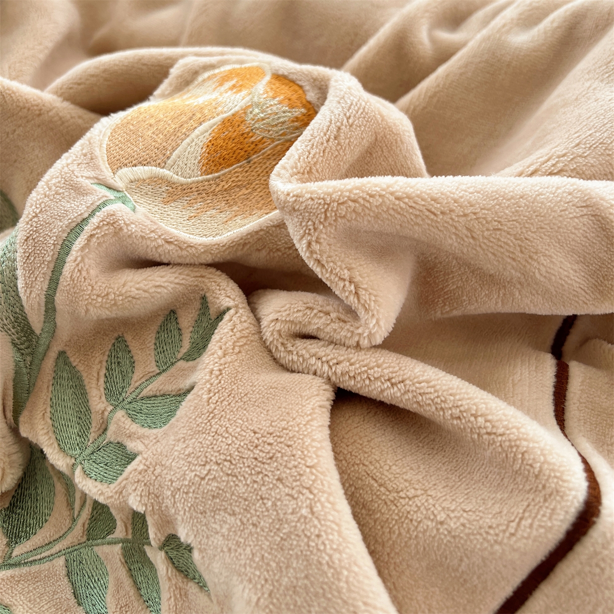 91家纺网 家纺一手货源 找家纺 丽涵家纺 2025新款全工艺消光锦芙绒绣花四件套 杏橘色