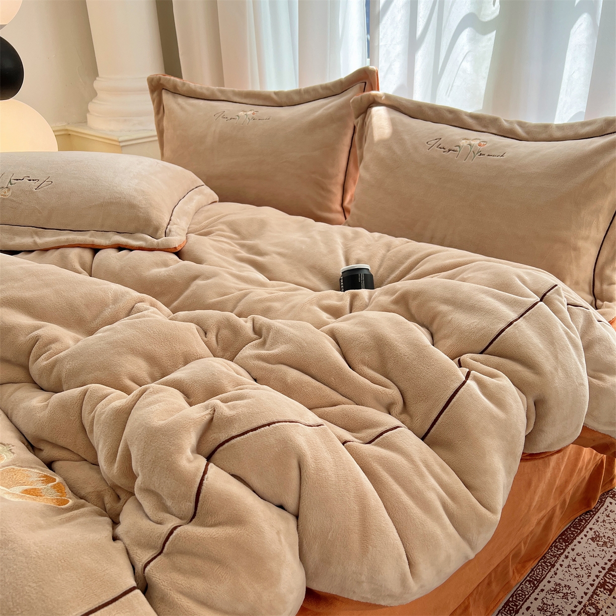 91家纺网 家纺一手货源 找家纺 丽涵家纺 2025新款全工艺消光锦芙绒绣花四件套 杏橘色