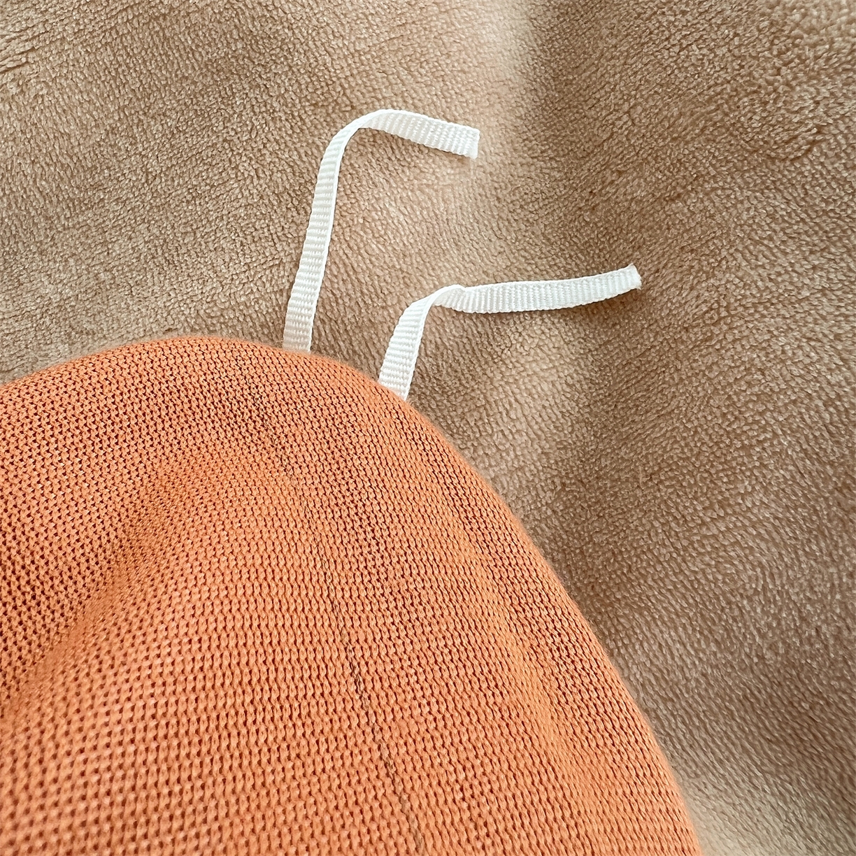 91家纺网 家纺一手货源 找家纺 丽涵家纺 2025新款全工艺消光锦芙绒绣花四件套 杏橘色