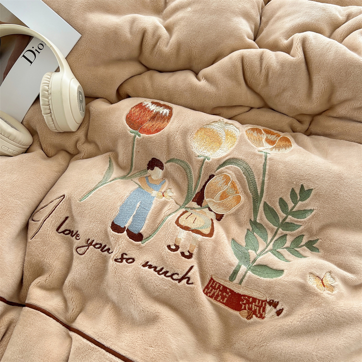 91家纺网 家纺一手货源 找家纺 丽涵家纺 2025新款全工艺消光锦芙绒绣花四件套 杏橘色