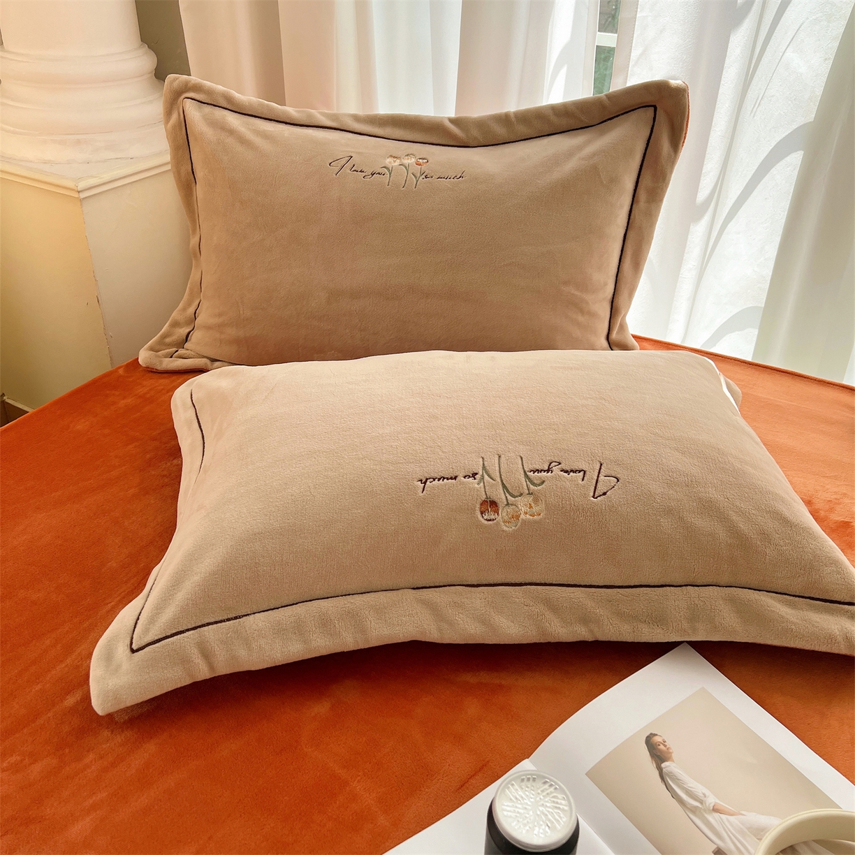 91家纺网 家纺一手货源 找家纺 丽涵家纺 2025新款全工艺消光锦芙绒绣花四件套 杏橘色