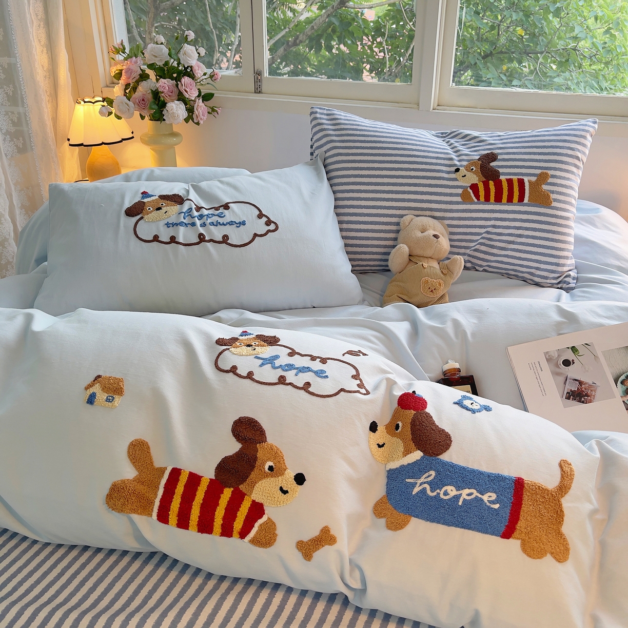 91家纺网 家纺一手货源 找家纺 炫拼家纺 2025新款全棉磨毛卡通毛巾绣加厚纯棉四件套-可梦系列 可梦-腊肠狗米多