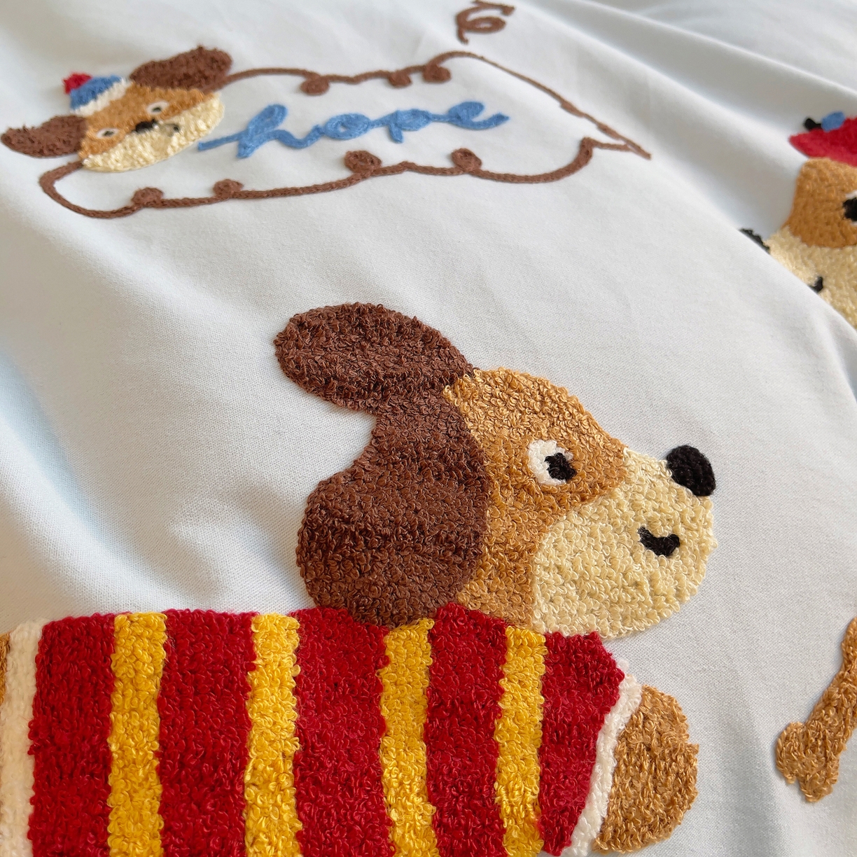 91家纺网 家纺一手货源 找家纺 炫拼家纺 2025新款全棉磨毛卡通毛巾绣加厚纯棉四件套-可梦系列 可梦-腊肠狗米多