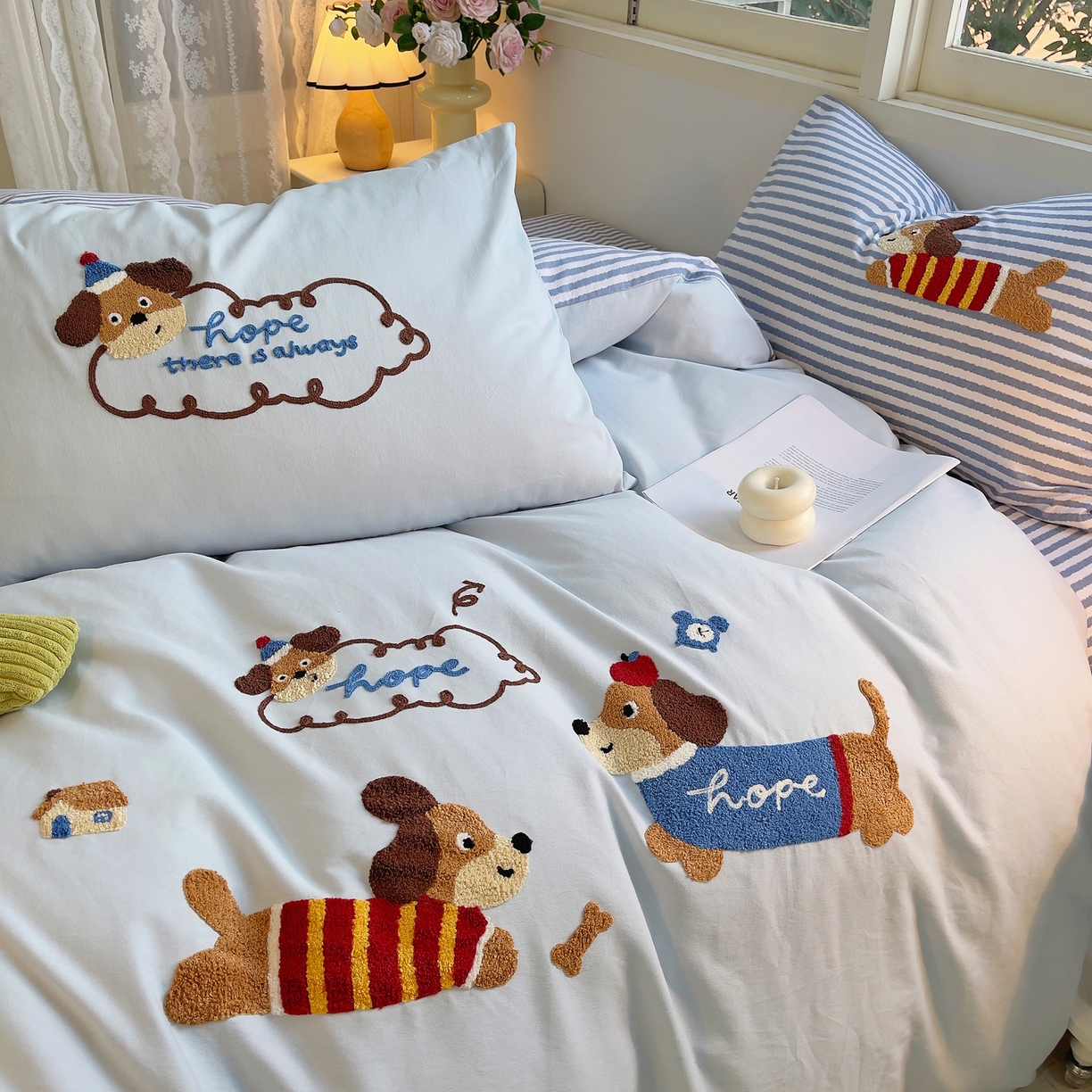 91家纺网 家纺一手货源 找家纺 炫拼家纺 2025新款全棉磨毛卡通毛巾绣加厚纯棉四件套-可梦系列 可梦-腊肠狗米多