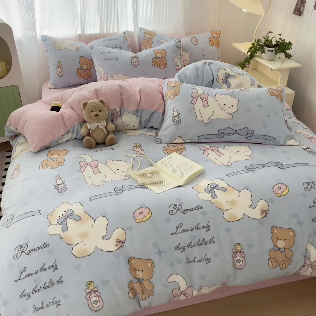 91家纺网 家纺一手货源 找家纺 如一 2025新款A类高克重印花牛奶绒四件套 猫咪酱