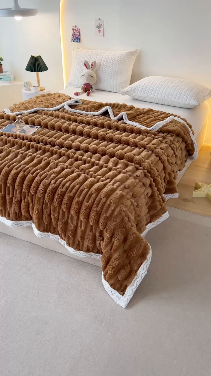 91家纺网 家纺一手货源 找家纺 栩裕纺织 2025新款仿裘皮兔绒毛毯竹节绒包边款 咖色