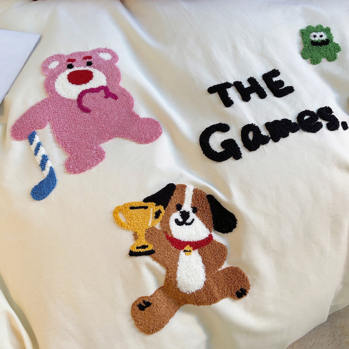 91家纺网 家纺一手货源 找家纺 炫拼家纺 2025新款全棉磨毛卡通毛巾绣加厚纯棉四件套-可梦系列 可梦-小伙伴