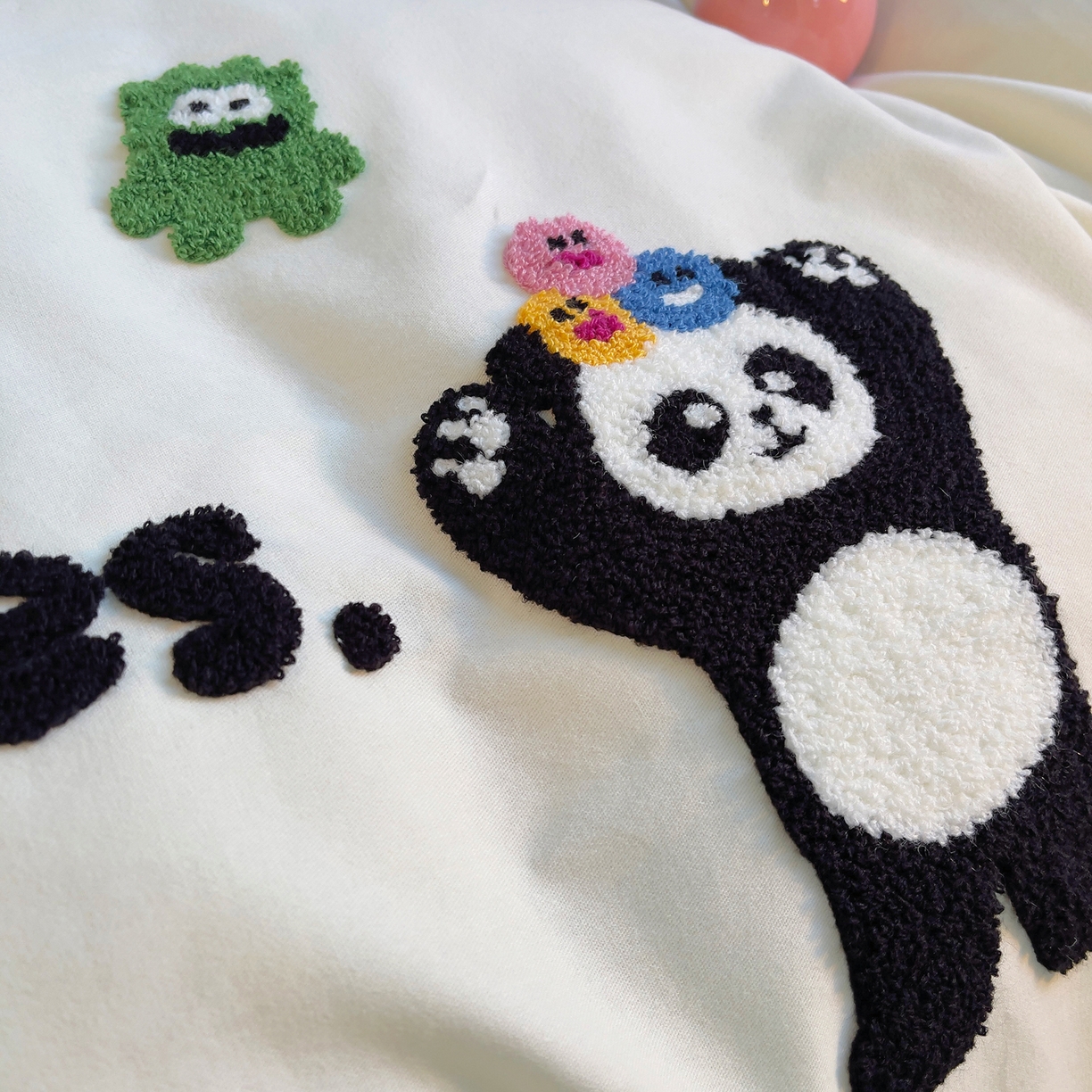 91家纺网 家纺一手货源 找家纺 炫拼家纺 2025新款全棉磨毛卡通毛巾绣加厚纯棉四件套-可梦系列 可梦-小伙伴