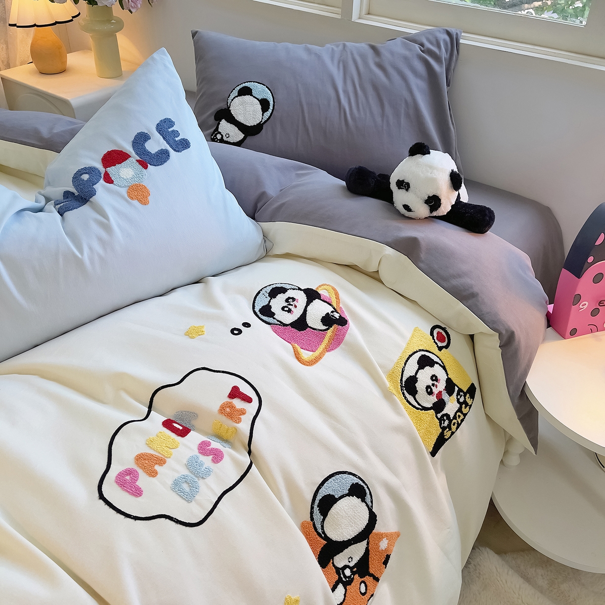 91家纺网 家纺一手货源 找家纺 炫拼家纺 2025新款全棉磨毛卡通毛巾绣加厚纯棉四件套-可梦系列 可梦-太空熊猫