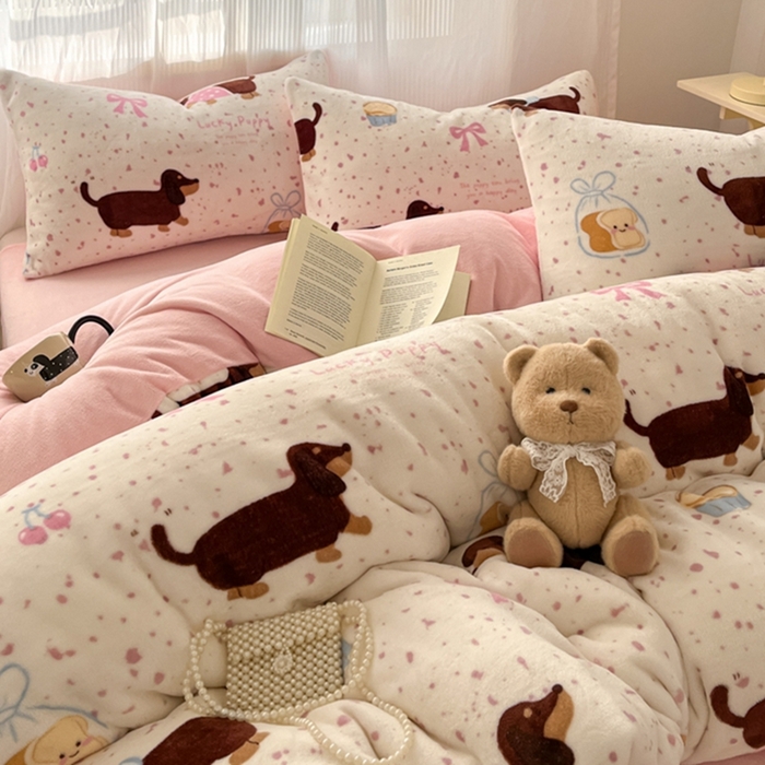 91家纺网 家纺一手货源 找家纺 如一 2025新款A类高克重印花牛奶绒四件套 俏皮狗