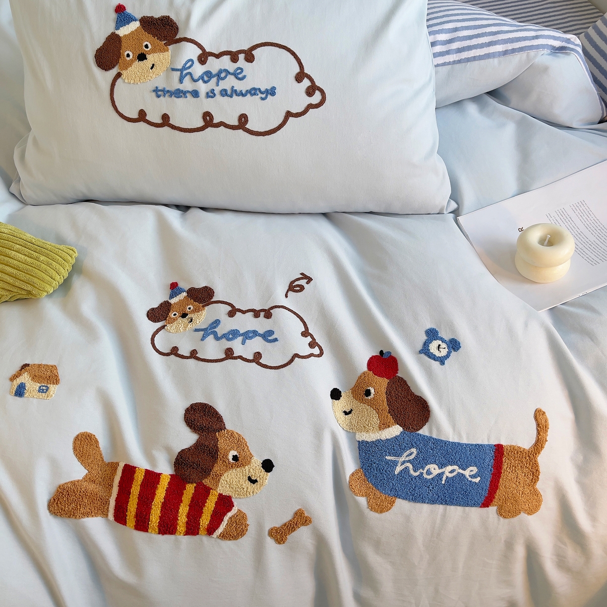 91家纺网 家纺一手货源 找家纺 炫拼家纺 2025新款全棉磨毛卡通毛巾绣加厚纯棉四件套-可梦系列 可梦-腊肠狗米多