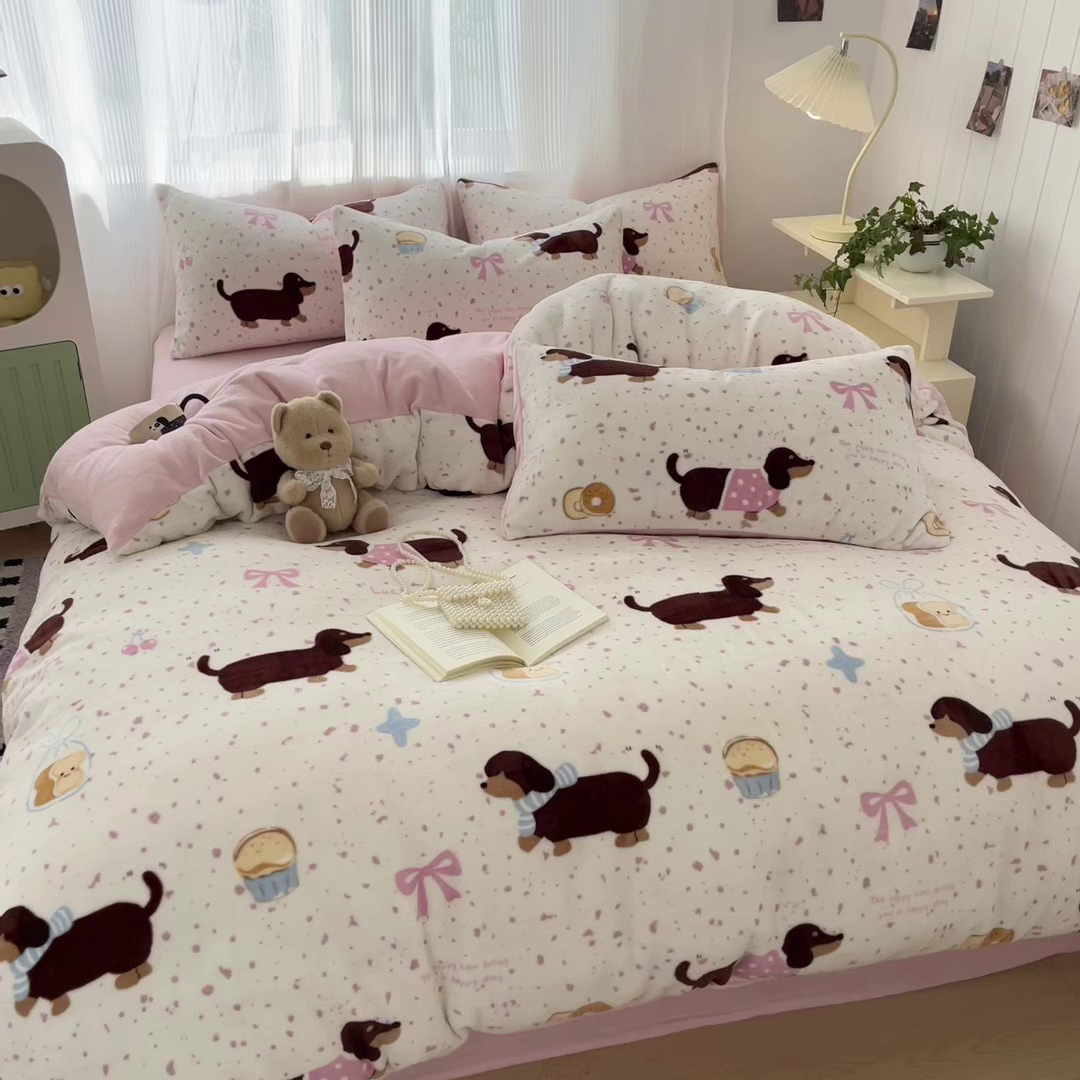 91家纺网 家纺一手货源 找家纺 如一 2025新款A类高克重印花牛奶绒四件套 俏皮狗