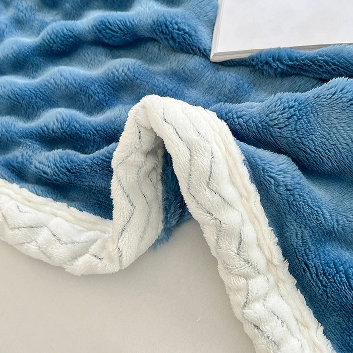 91家纺网 家纺一手货源 找家纺 栩裕纺织 2025新款简约仿兔毛泡泡绒毛毯系列-包边款 孔雀蓝