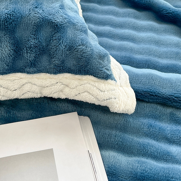 91家纺网 家纺一手货源 找家纺 栩裕纺织 2025新款简约仿兔毛泡泡绒毛毯系列-包边款 孔雀蓝