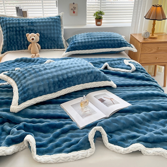 91家纺网 家纺一手货源 找家纺 栩裕纺织 2025新款简约仿兔毛泡泡绒毛毯系列-包边款 孔雀蓝