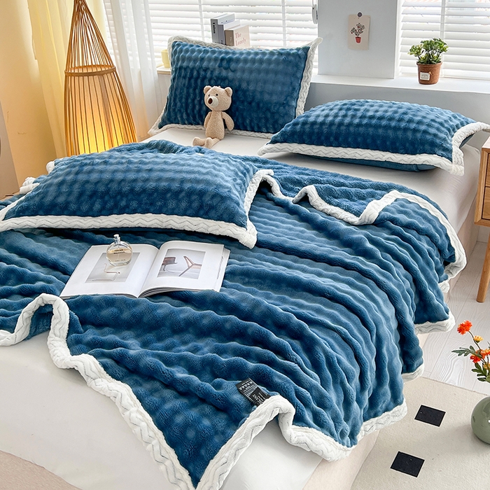 91家纺网 家纺一手货源 找家纺 栩裕纺织 2025新款简约仿兔毛泡泡绒毛毯系列-包边款 孔雀蓝