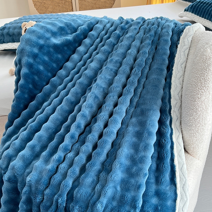 91家纺网 家纺一手货源 找家纺 栩裕纺织 2025新款简约仿兔毛泡泡绒毛毯系列-包边款 孔雀蓝