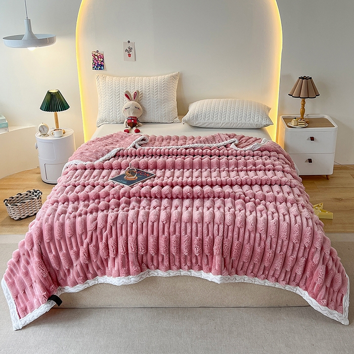 91家纺网 家纺一手货源 找家纺 栩裕纺织 2025新款仿裘皮兔绒毛毯竹节绒包边款 玫瑰粉