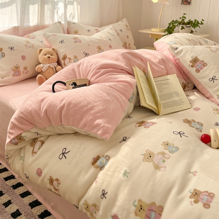 91家纺网 家纺一手货源 找家纺 如一 2025新款A类高克重印花牛奶绒四件套 小熊仔