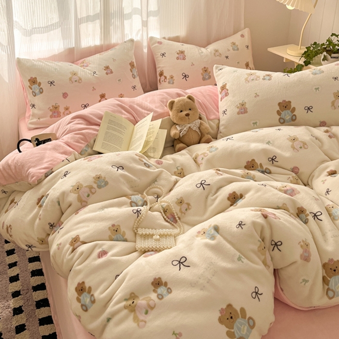 91家纺网 家纺一手货源 找家纺 如一 2025新款A类高克重印花牛奶绒四件套 小熊仔