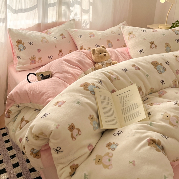 91家纺网 家纺一手货源 找家纺 如一 2025新款A类高克重印花牛奶绒四件套 小熊仔