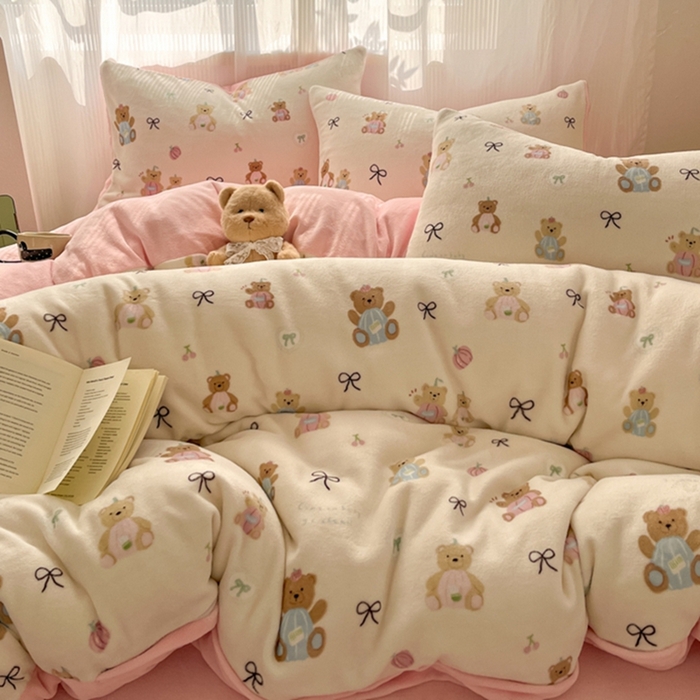 91家纺网 家纺一手货源 找家纺 如一 2025新款A类高克重印花牛奶绒四件套 小熊仔