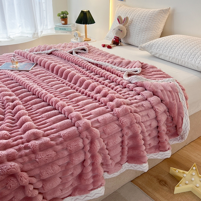 91家纺网 家纺一手货源 找家纺 栩裕纺织 2025新款仿裘皮兔绒毛毯竹节绒包边款 玫瑰粉