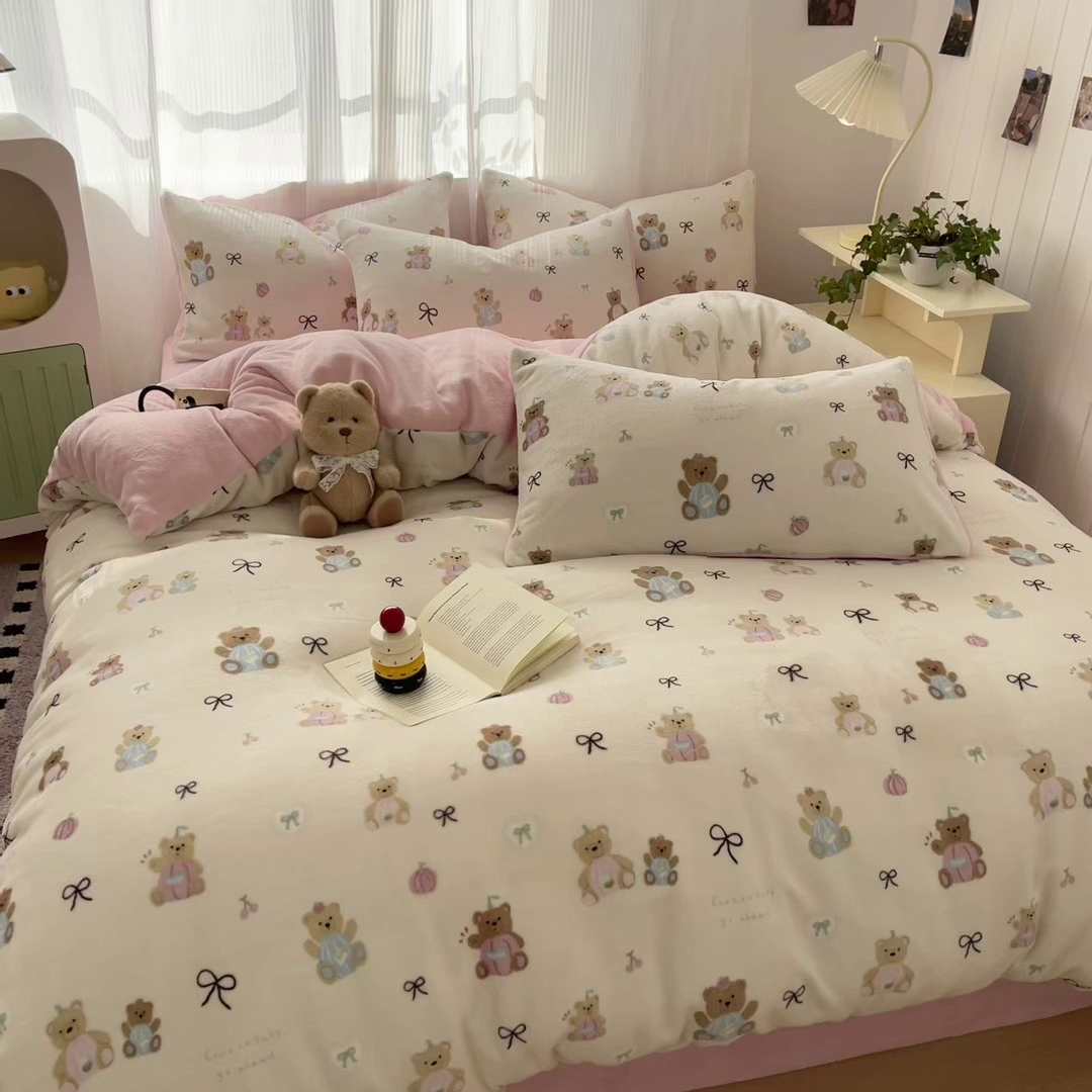 91家纺网 家纺一手货源 找家纺 如一 2025新款A类高克重印花牛奶绒四件套 小熊仔