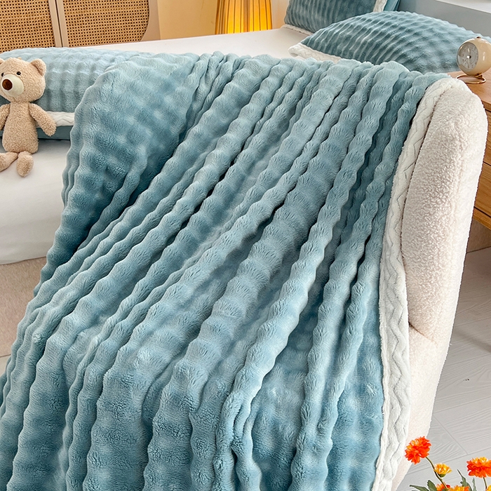91家纺网 家纺一手货源 找家纺 栩裕纺织 2025新款简约仿兔毛泡泡绒毛毯系列-包边款 天空蓝