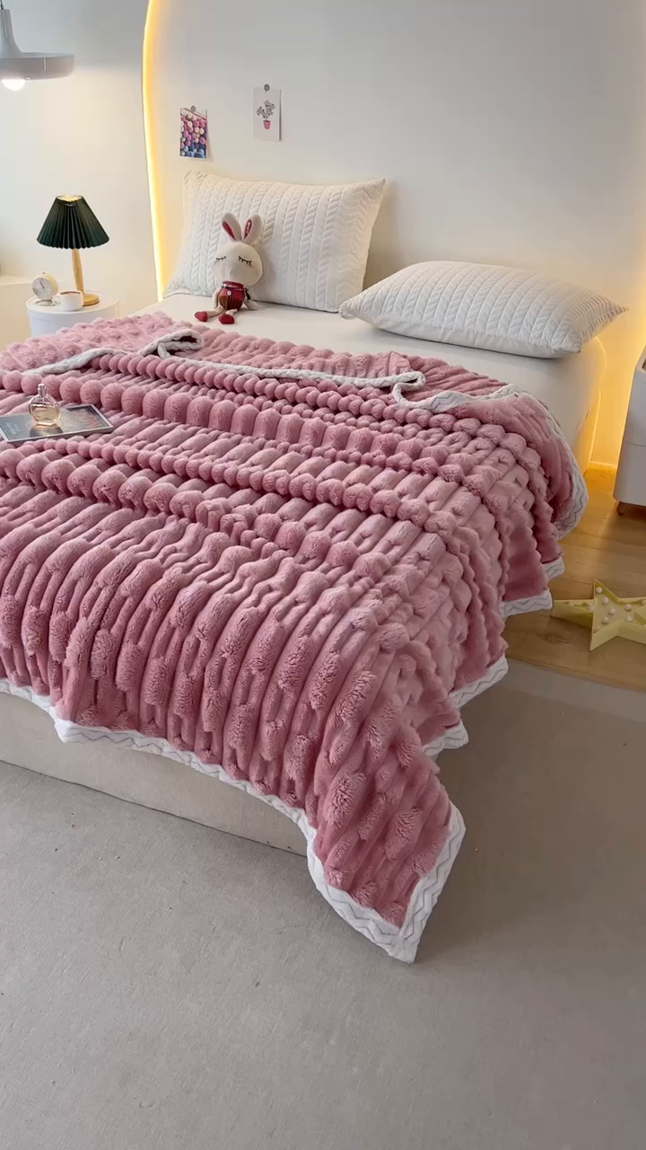 91家纺网 家纺一手货源 找家纺 栩裕纺织 2025新款仿裘皮兔绒毛毯竹节绒包边款 玫瑰粉