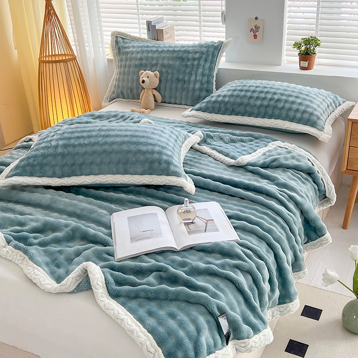 91家纺网 家纺一手货源 找家纺 栩裕纺织 2025新款简约仿兔毛泡泡绒毛毯系列-包边款 天空蓝